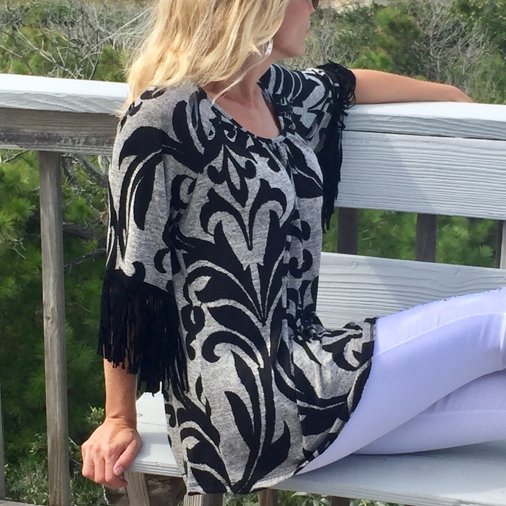 🔥Last 1! Black/gray brocade print top🌹